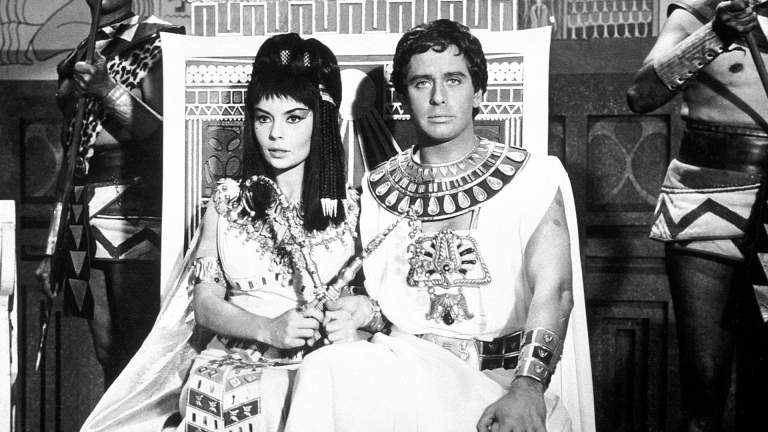Pascale Petit et Corrado Pani dans Cléopâtre... une Reine pour César