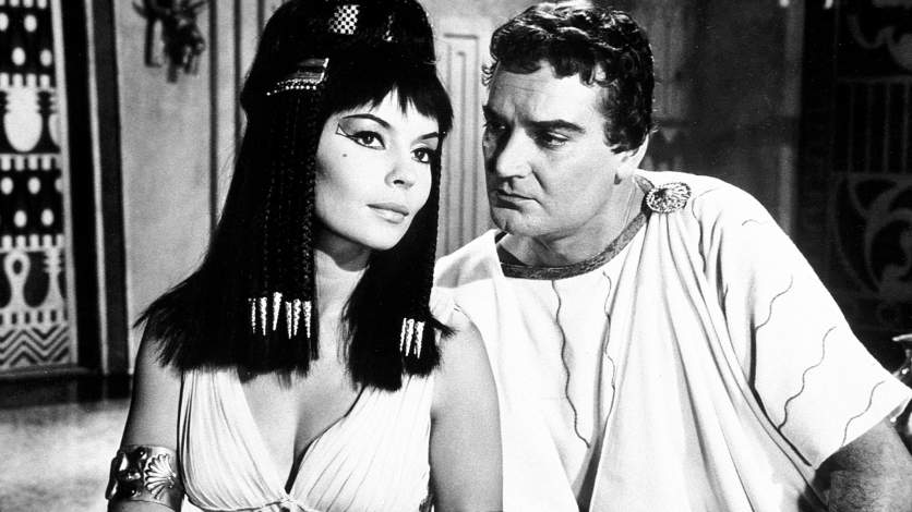 Pascale Petit et Akim Tamiroff dans Cléopâtre... une Reine pour César