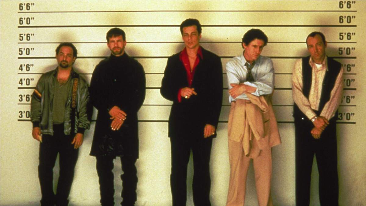 Kevin Pollak, Stephen Baldwin, Benicio Del Toro, Gabriel Byrne et Kevin Spacey dans Usual Suspects